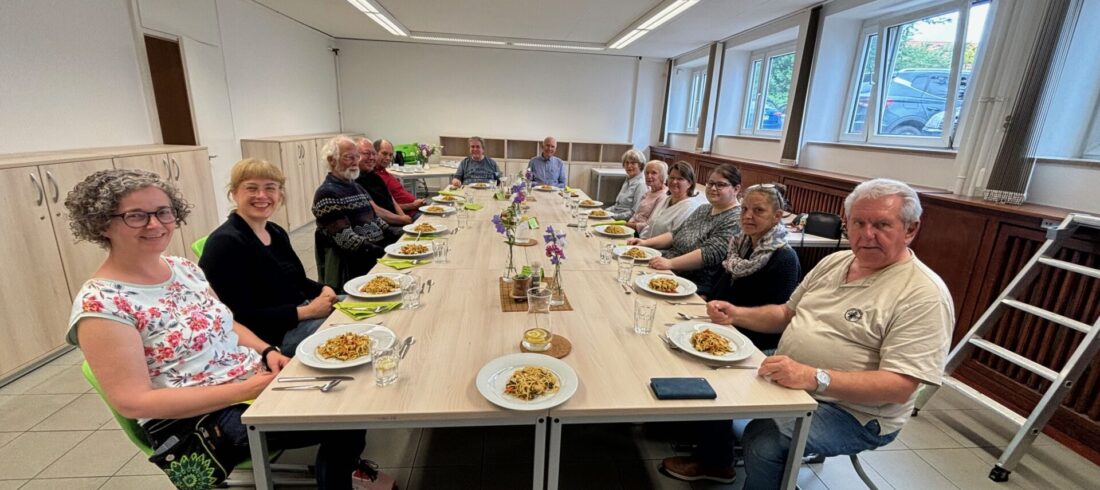 Die Schülerinnen und Schüler der BBS Springe laden die ehrenamtlichen Helfer*innen der Springer Tafel zum Mittagessen ein