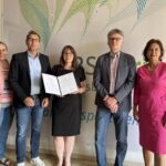 Vertreter:innen der BBS Springe und EBZ Business School präsentieren die Kooperationsvereinbarung