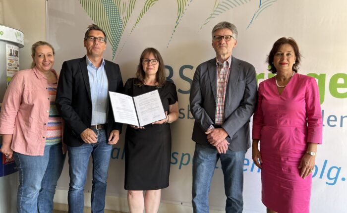 Vertreter:innen der BBS Springe und EBZ Business School präsentieren die Kooperationsvereinbarung