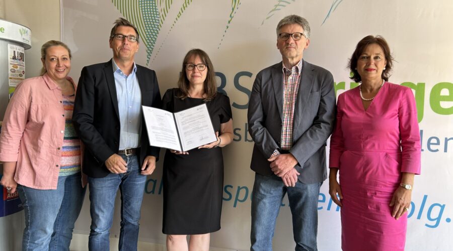 Vertreter:innen der BBS Springe und EBZ Business School präsentieren die Kooperationsvereinbarung