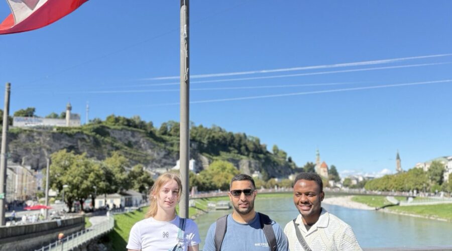 Auszubildende der Berufsfachschule Pflege auf einer Brücke. Über ihnen weht eine österreichische Flagge