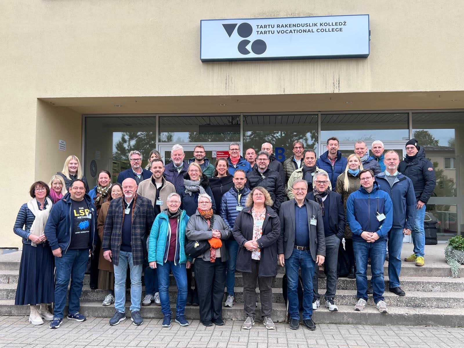 Lehrer:innen des Netzwerk BBS Europe stehen für ein Gruppenfoto auf der Eingangstreppe der Universität in Tartu Estland