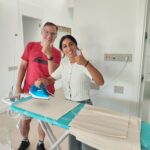 Schülerin der BBS Springe bügelt Servierten bei einem Auslandpraktikum in Spanien