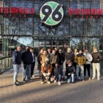 Schüler:innen der BBS Springe vor dem Eingang der Heinz von Heiden Arena in Hannover