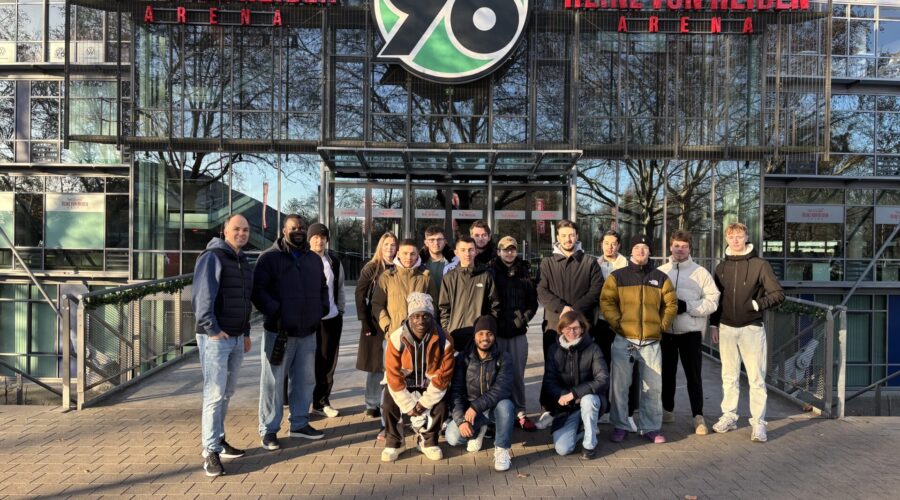 Schüler:innen der BBS Springe vor dem Eingang der Heinz von Heiden Arena in Hannover