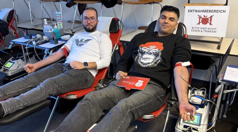 Auf dem Foto sind Abderrahim Adel (links) und Dushyant Kumar (rechts) aus der BPG 25A