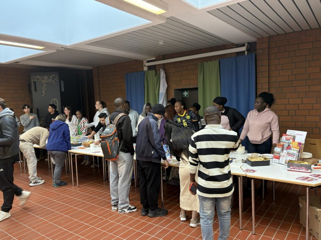 Schülerinnen und Schüler probieren die zubereiteten Speisen und informieren sich über die Arbeit des Hospiz